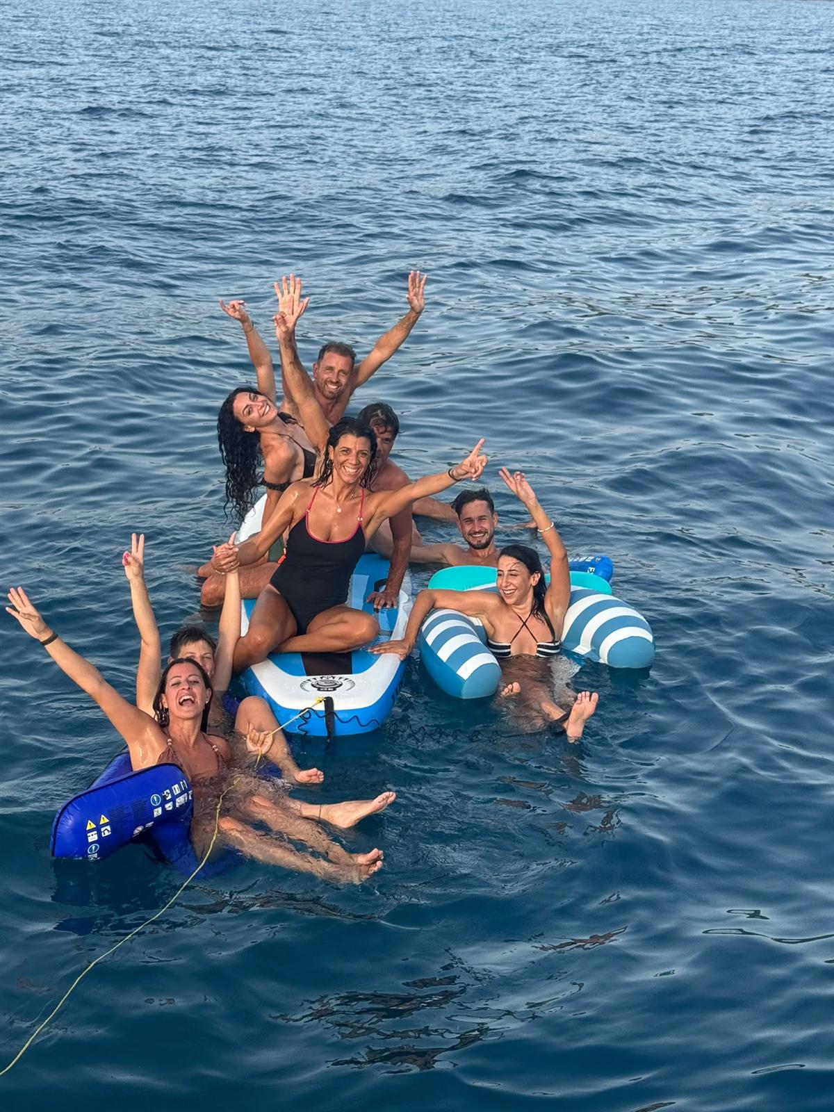 Team building: bagno di gruppo al largo