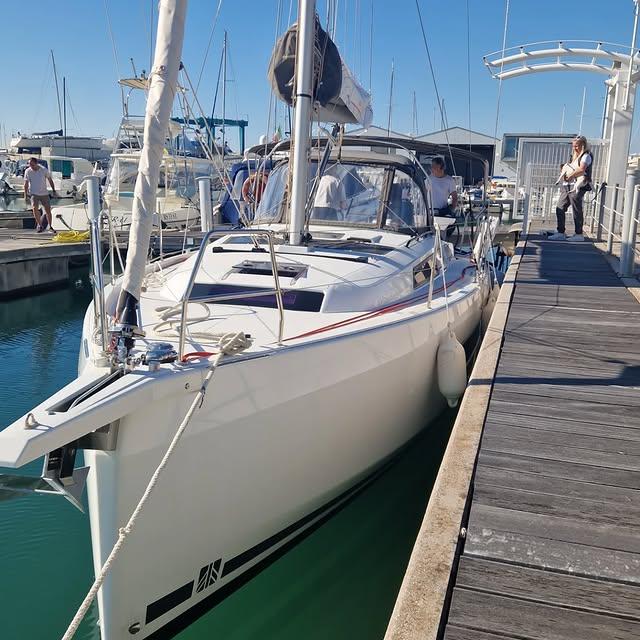 Barca a vela ormeggiata al molo di San Vincenzo
