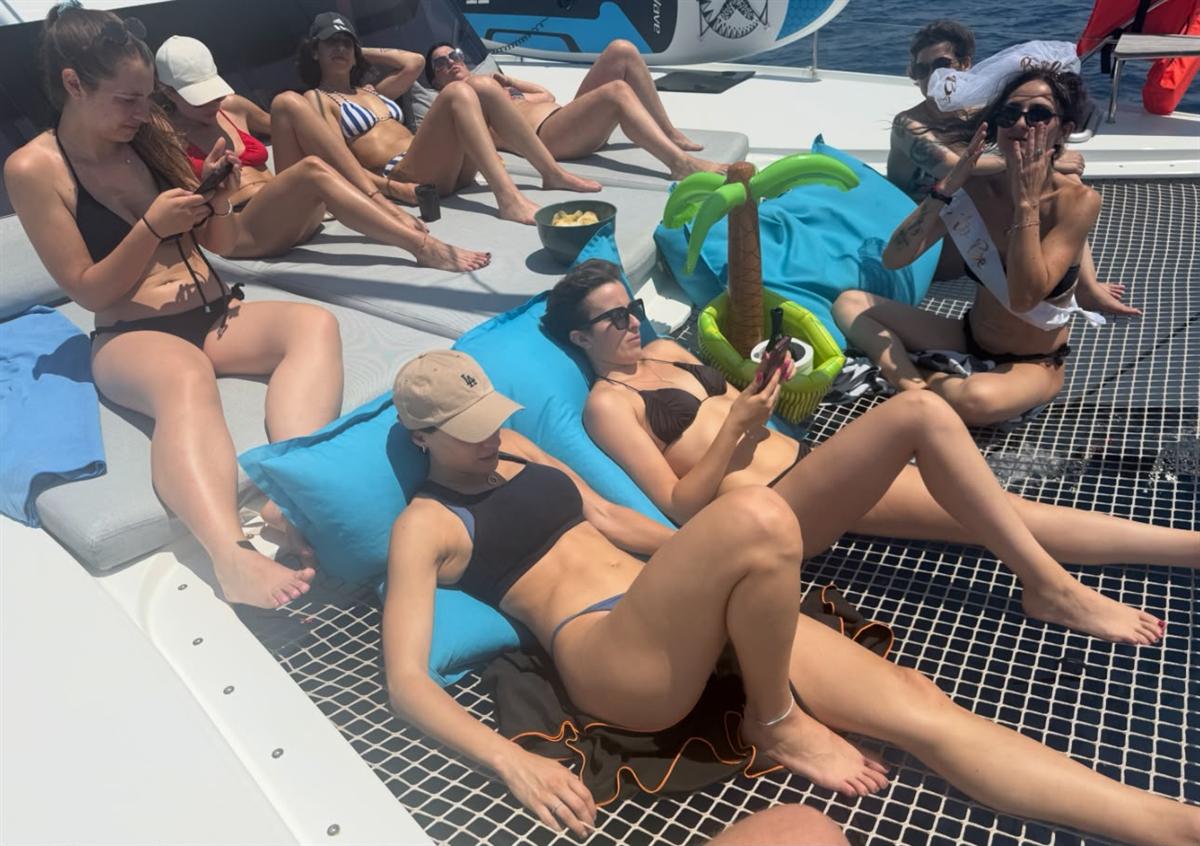 Addio al nubilato a bordo del catamarano