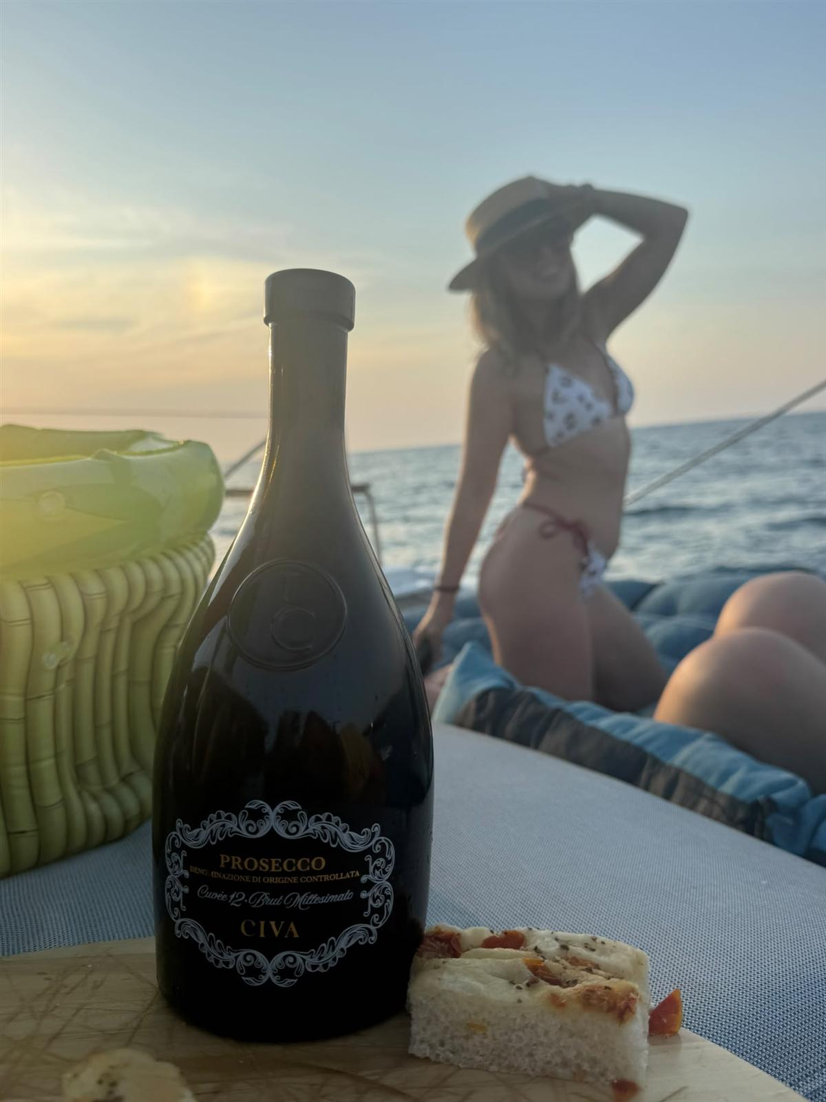 Prosecco al tramonto sul catamarano