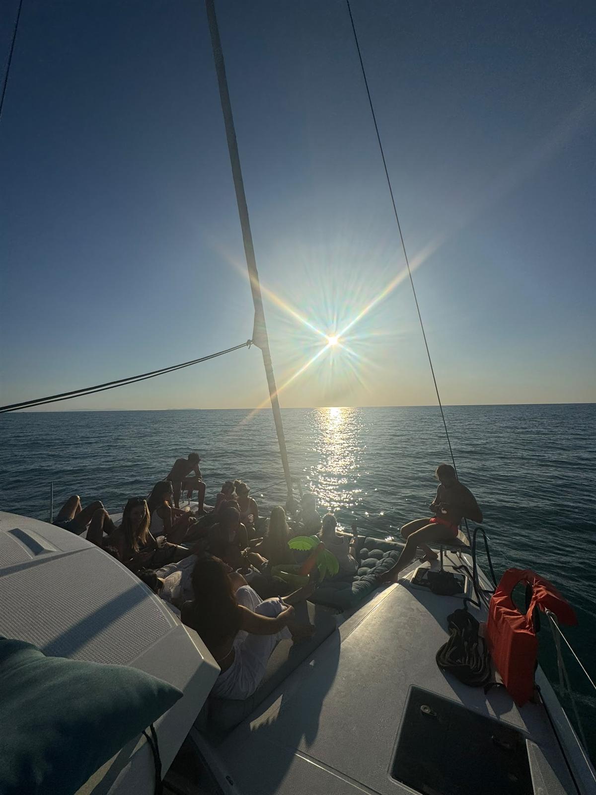 Pilates al tramonto sulla prua del catamarano