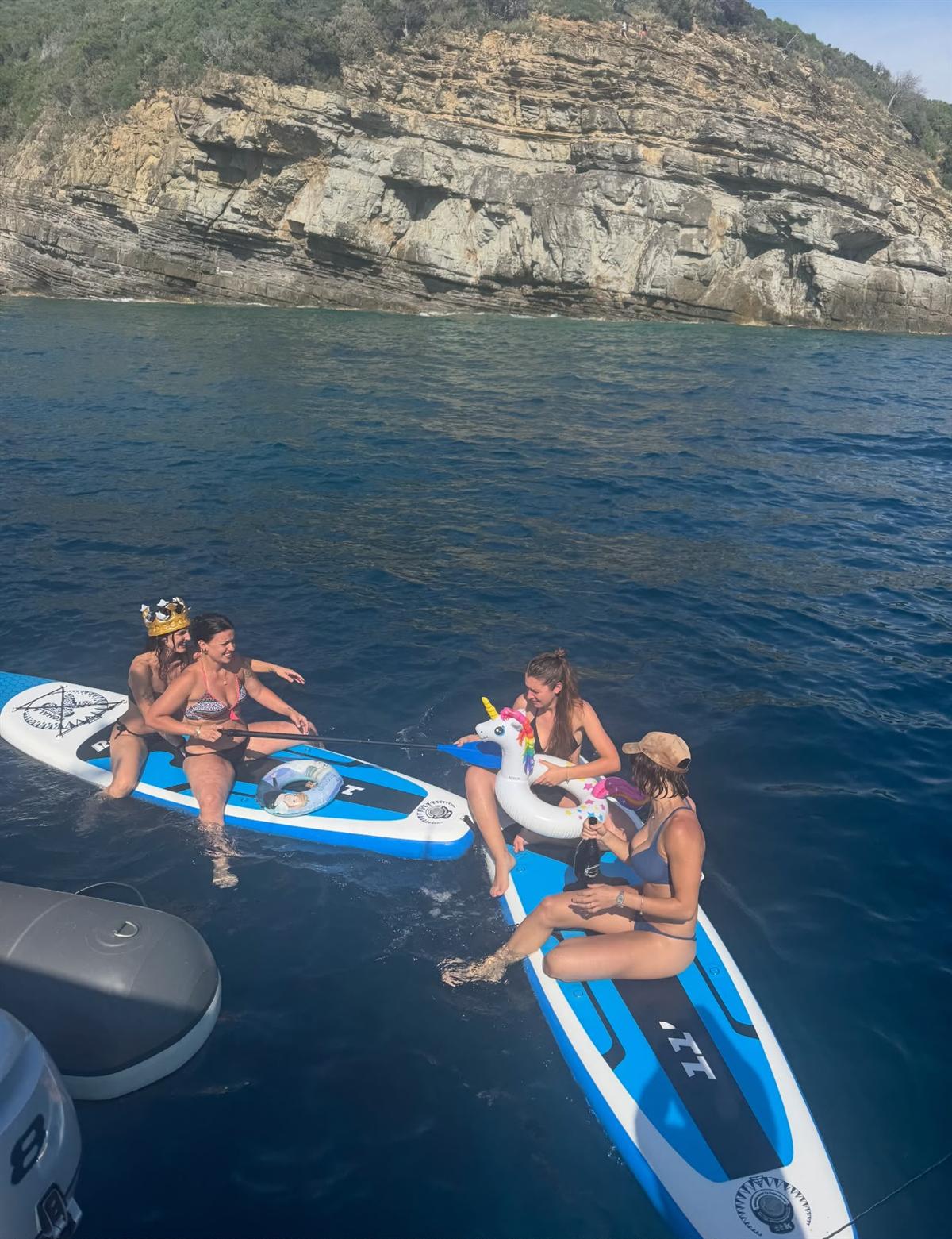 Compleanno in barca con corona e giochi d'acqua