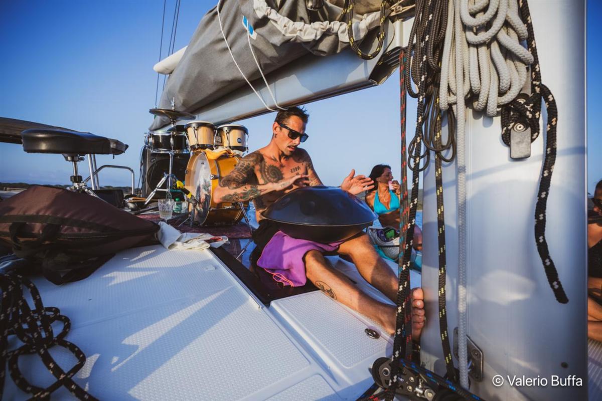 Musica dal vivo a bordo: batterista al tramonto