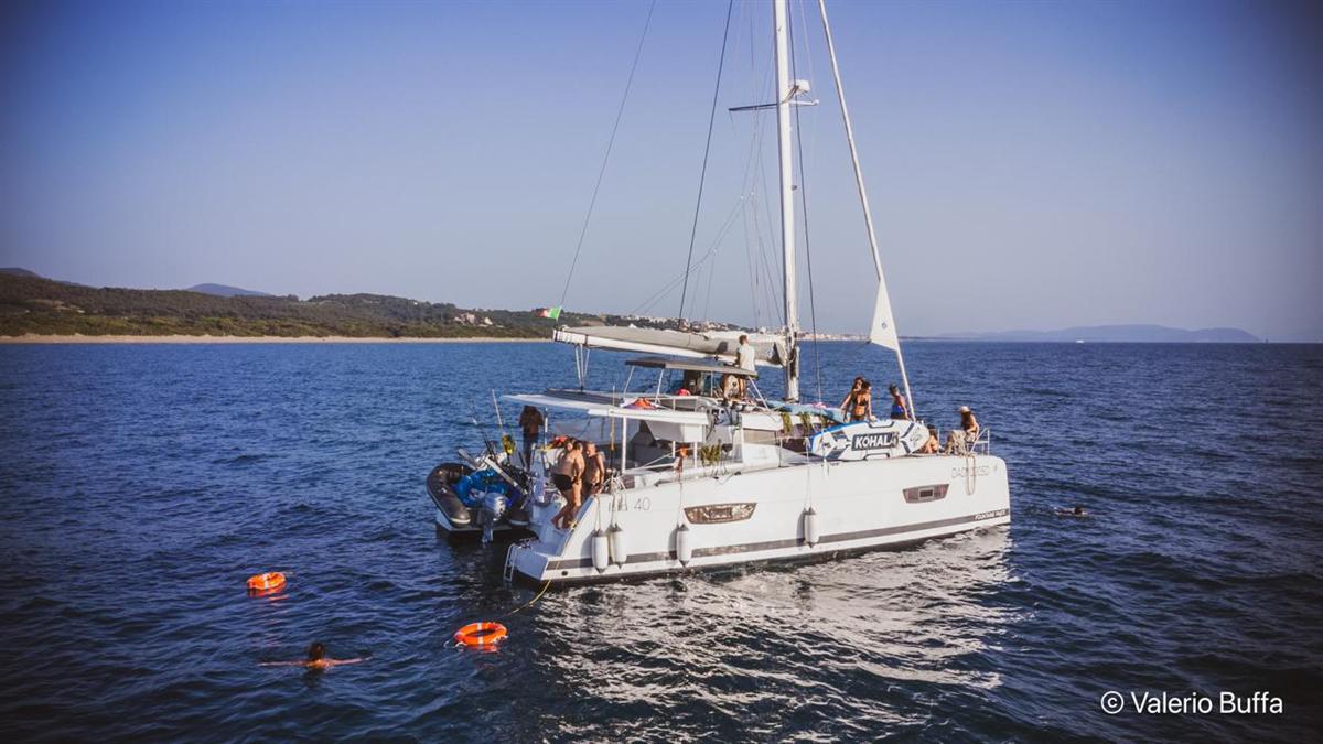 Il catamarano Isla 40 all'ancora durante la sosta bagno sulla Costa degli Etruschi