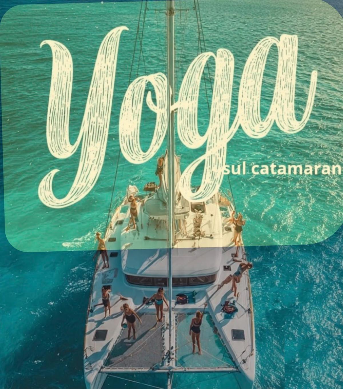 Yoga sul catamarano: sessione di gruppo vista dall'alto